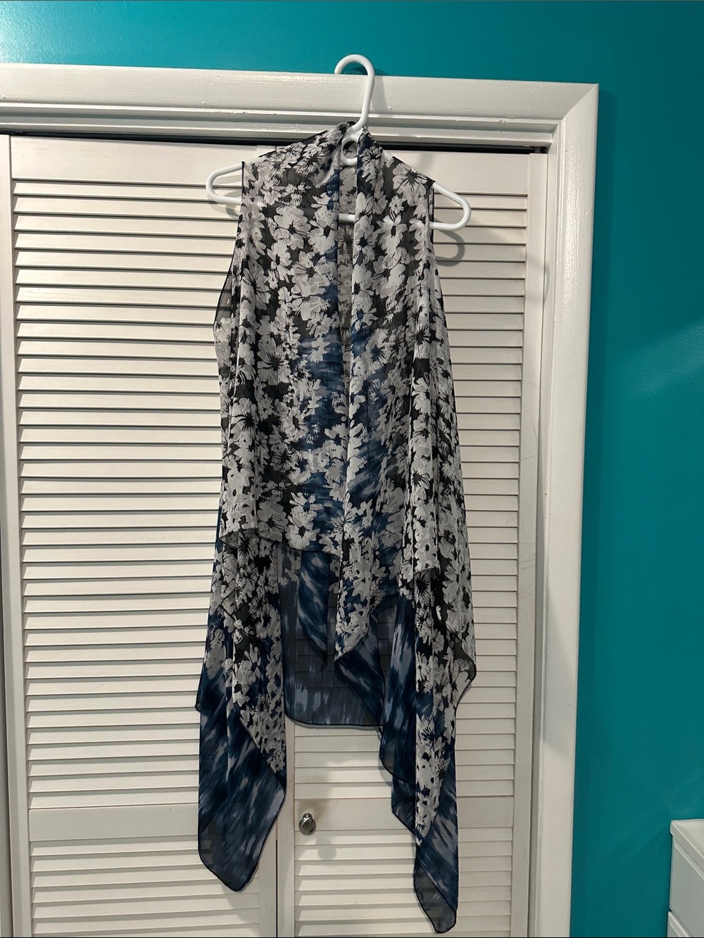 Sleeveless floral cardigan